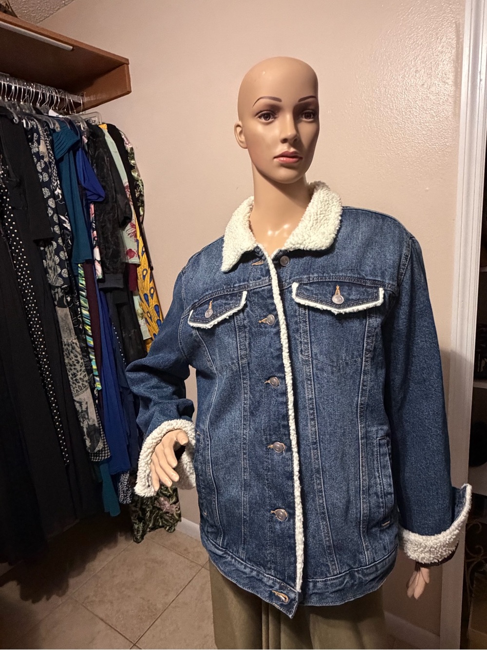 Time and Tru Medium Wash Blue Denim Trucker Jacket with Cream Sherpa Trim